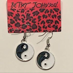 🌸 3/$30 🌸 Betsey Johnson Style - Yin & Yang Dangle Earrings